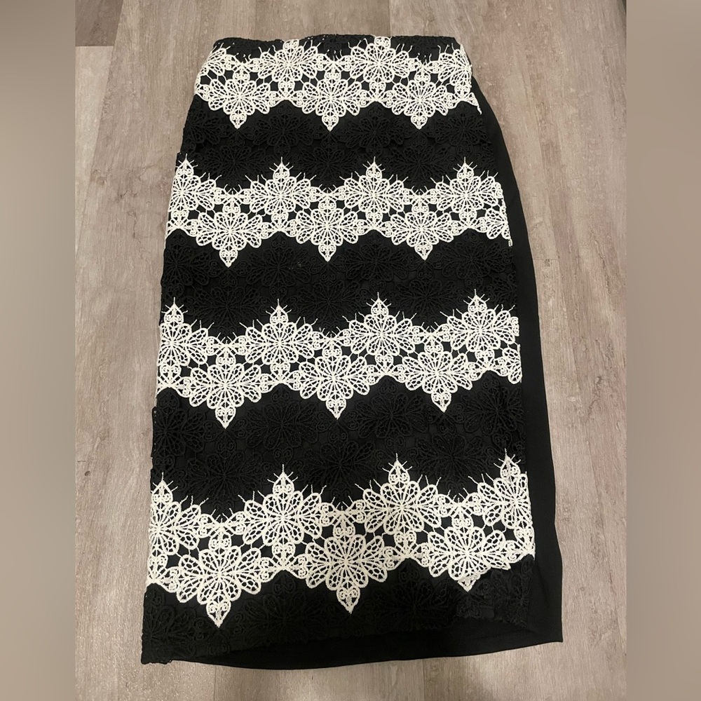 NWT - New York & Company Women’s Black and White Lace Pencil Skirt